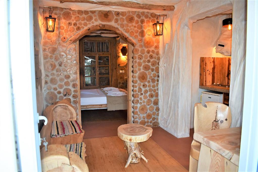 una camera con un letto e un tavolo di The Flintstones House a Limenaria