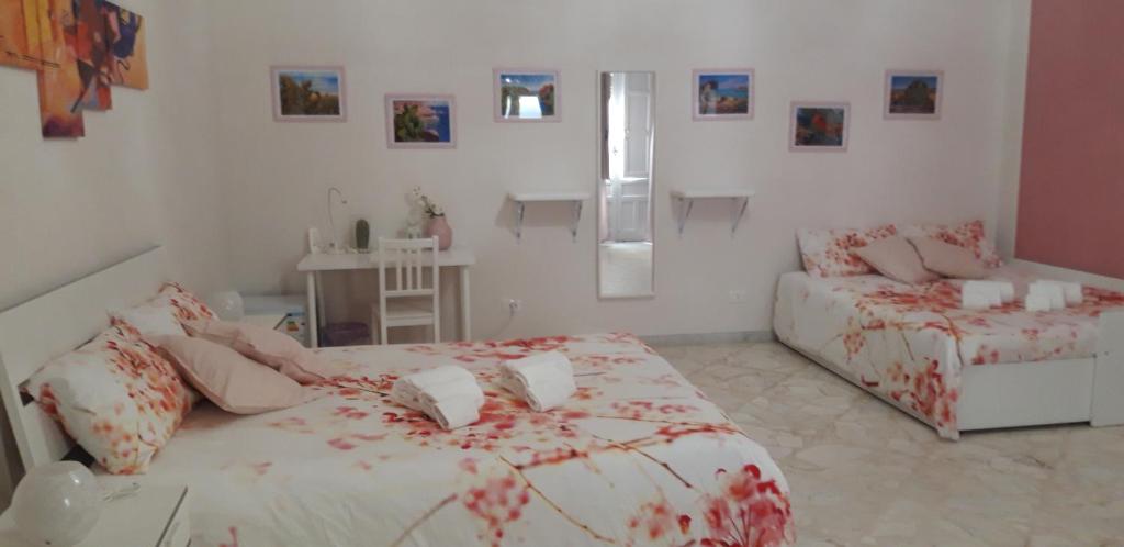 Łóżko lub łóżka w pokoju w obiekcie L'Opera dei Pupi B&b