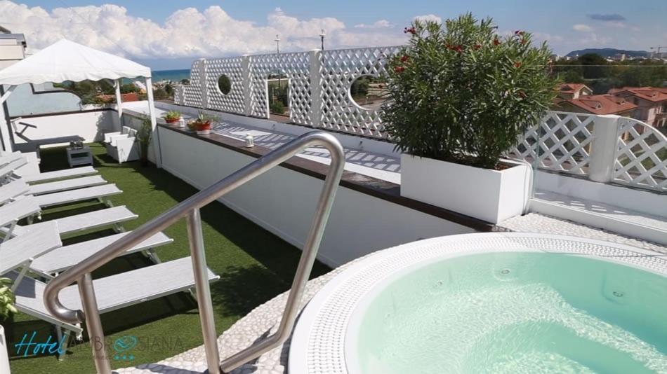 Bazén v ubytování Hotel Ambrosiana nebo v jeho okolí