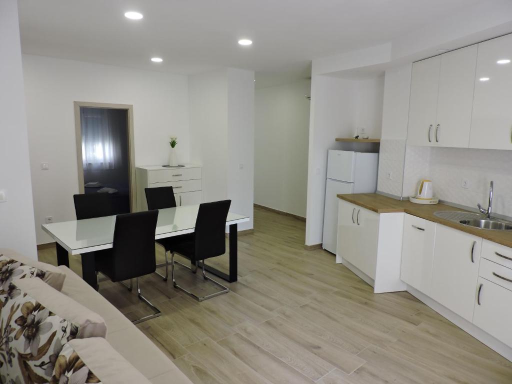 Kuchyň nebo kuchyňský kout v ubytování Apartments Lidus