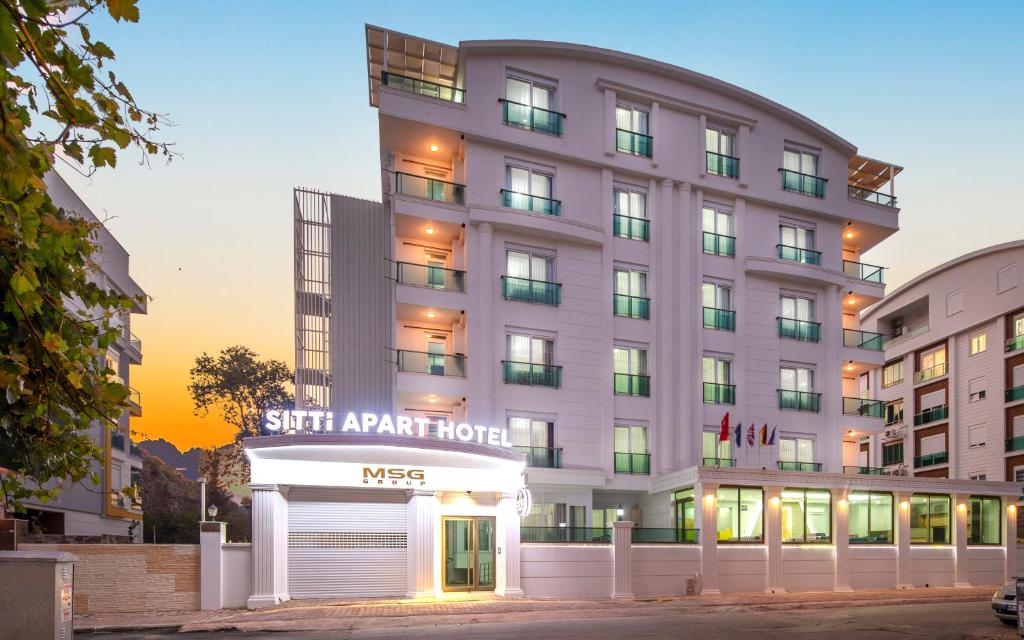 ein Hotel mit einem Schild, das weiches Apartmenthotel liest in der Unterkunft Sitti Apart Hotel in Hurmaköy