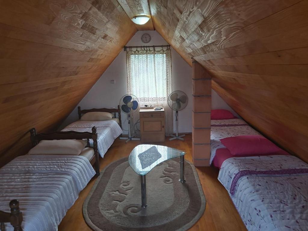 Habitación en el ático con 4 camas y mesa en Kuća za odmor "DRINSKI KONAK" - Zvorničko jezero - Drina, en Zvornik