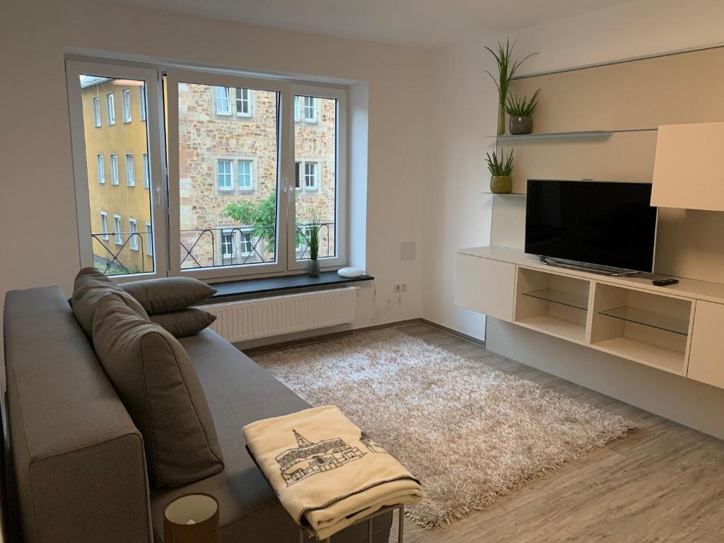 a living room with a couch and a flat screen tv at Apartment im Zentrum in Kassel