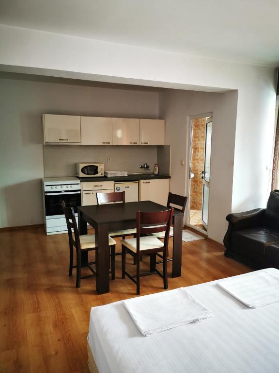 Kuchyň nebo kuchyňský kout v ubytování Jelezchevi Guest Rooms