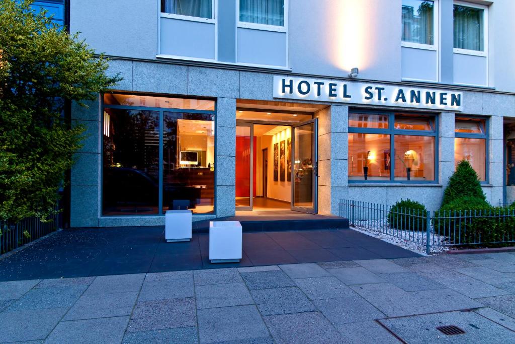 漢堡的住宿－聖安納酒店，建筑前有两件白色物品的酒店