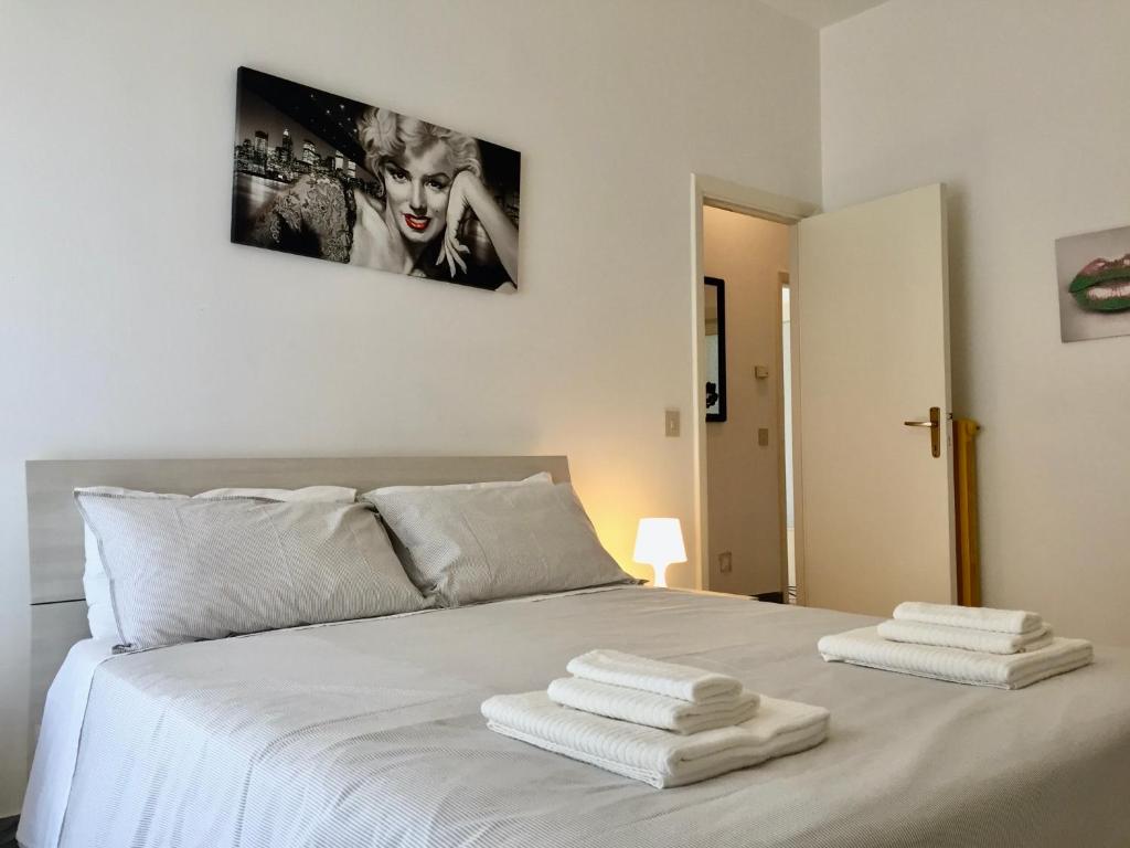 een slaapkamer met een bed met twee handdoeken erop bij Central Holiday Home Sperlonga in Sperlonga