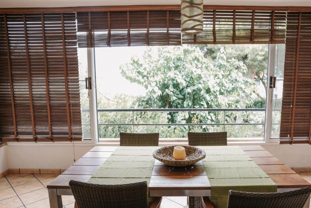 a dining room with a table and a large window at Apartamento luminoso cerca del mar y la montaña in Puzol