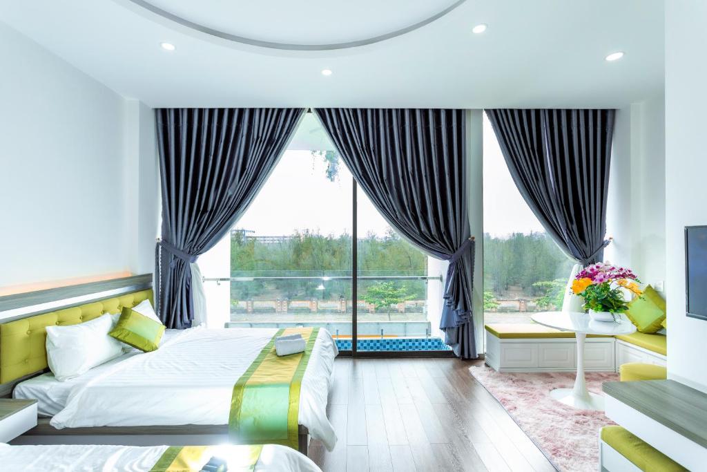 ein Schlafzimmer mit einem Bett und einem großen Fenster in der Unterkunft Khách sạn Minh Anh in Tuy Hoa