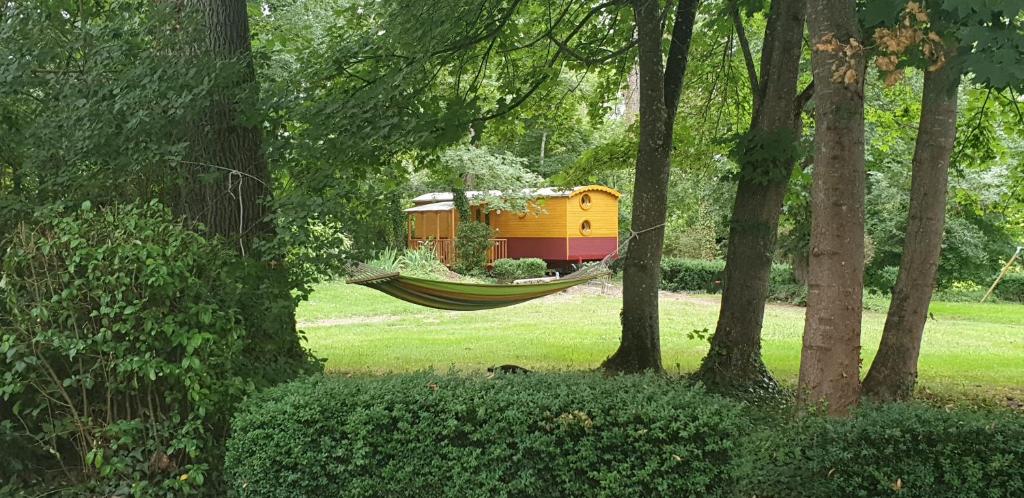 Chambres d'hôtes et Roulotte Au Bonheur Du Parc - Caravane En Bois