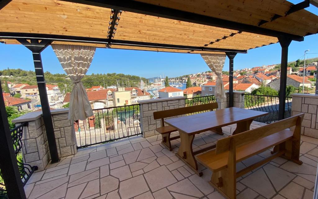 patio ze stołem i ławkami na balkonie w obiekcie Lavanda w mieście Milna