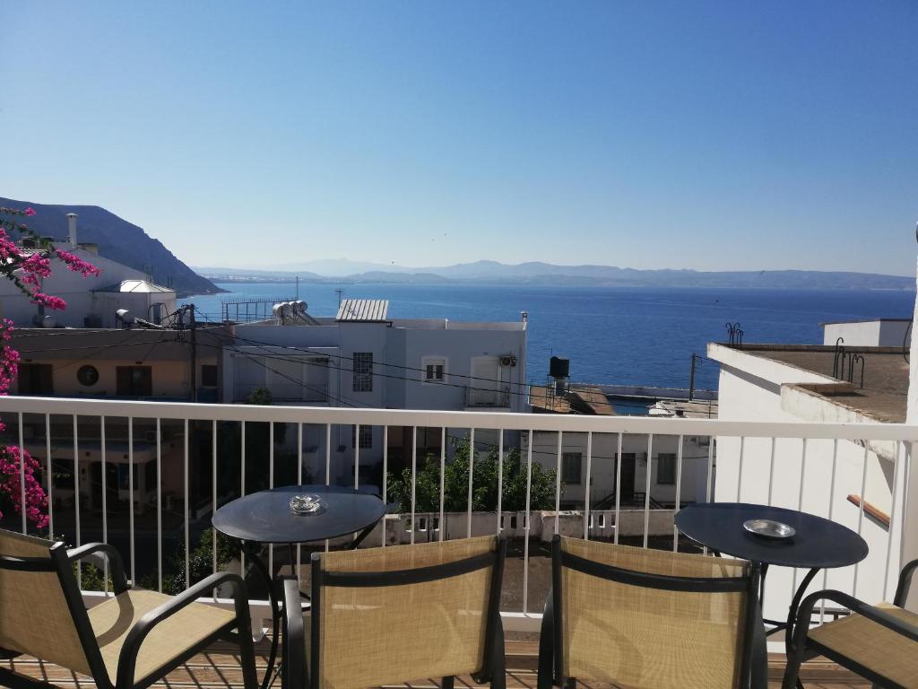 アギア・ガリニにあるStudio Giannisの海の景色を望むバルコニー(椅子、テーブル付)