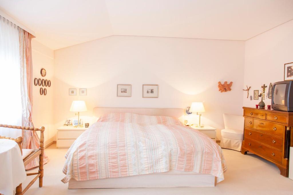 Ein Bett oder Betten in einem Zimmer der Unterkunft Deutsche Messe Zimmer - Private Rooms Hannover Exhibition Center (room agency)