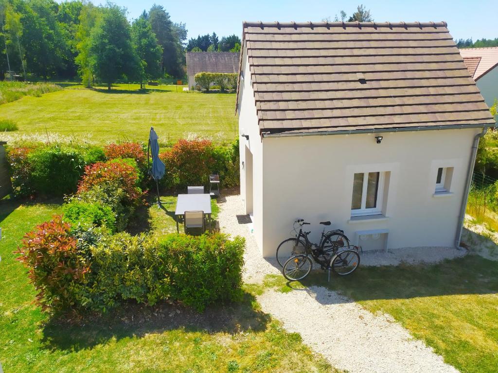 Tour-en-SologneにあるTINY HOUSE entre Chambord Beauval et Chevernyの小さな白い家