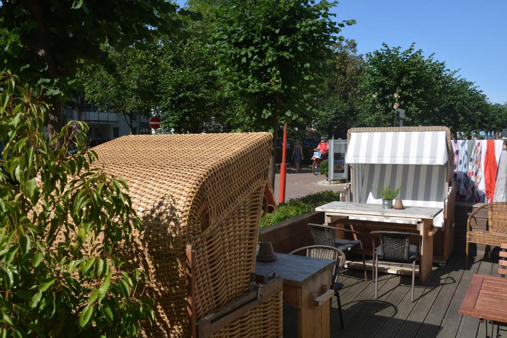 eine Terrasse mit einem Picknicktisch und einem Zelt in der Unterkunft Gästehaus Astrids Strandmuschel in Binz