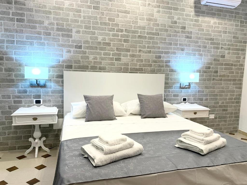 - une chambre avec un lit et des serviettes dans l'établissement Casa vacanze, à Soverato Marina