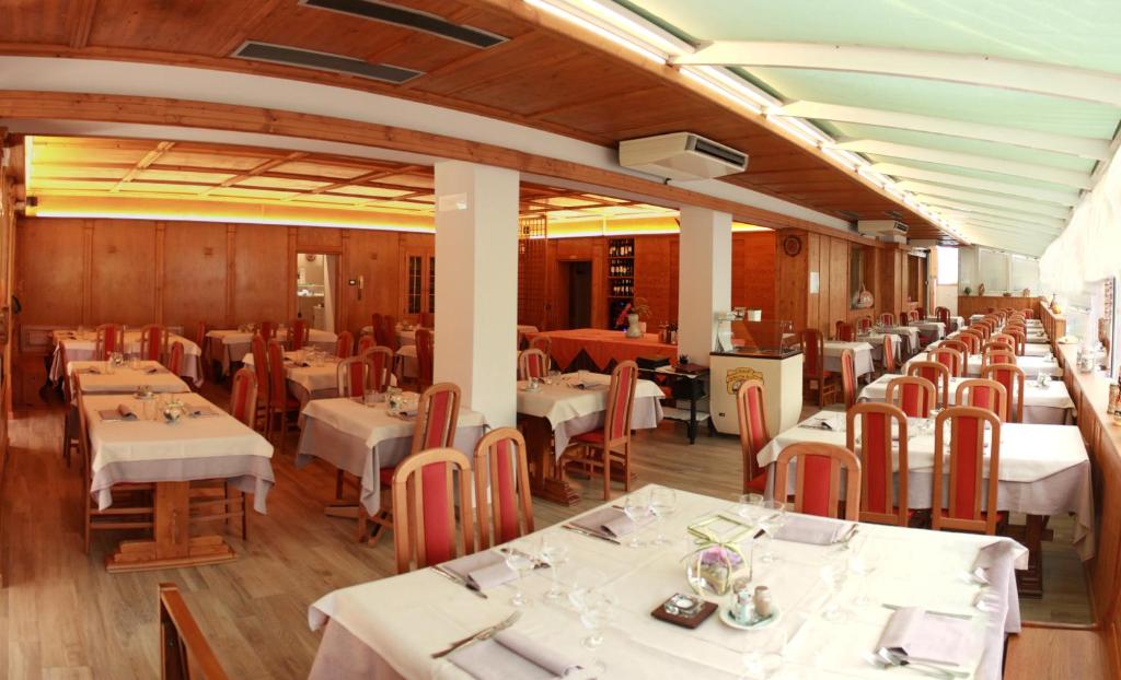 Reštaurácia alebo iné gastronomické zariadenie v ubytovaní Albergo Ristorante Cacciatori