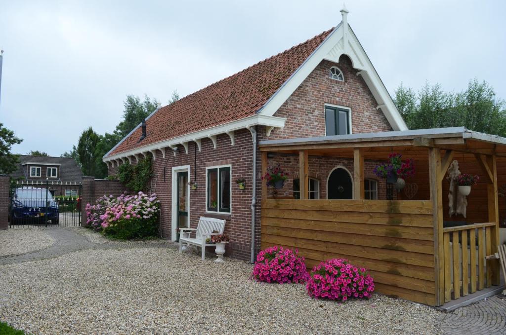 een klein huis met een paviljoen in de tuin bij Het Zwaluwnest 69 in Giessenburg