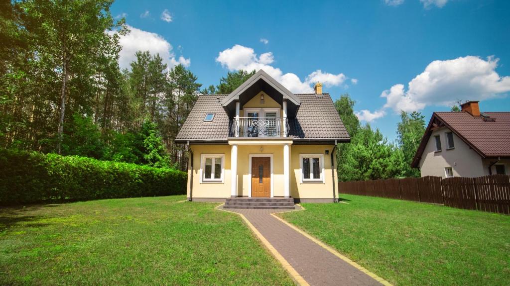 アウグストゥフにあるPełny Relaks - Sajenekの小さな黄色の家(庭にバルコニー付)