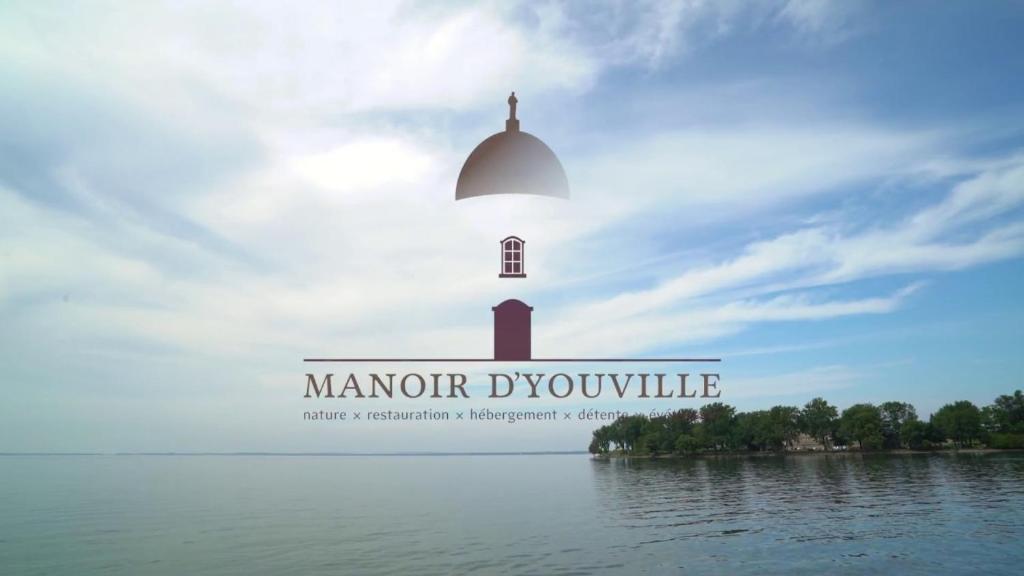 Znak, który czyta marriot odbiega od wody w obiekcie Manoir d'Youville w mieście Châteauguay Heights