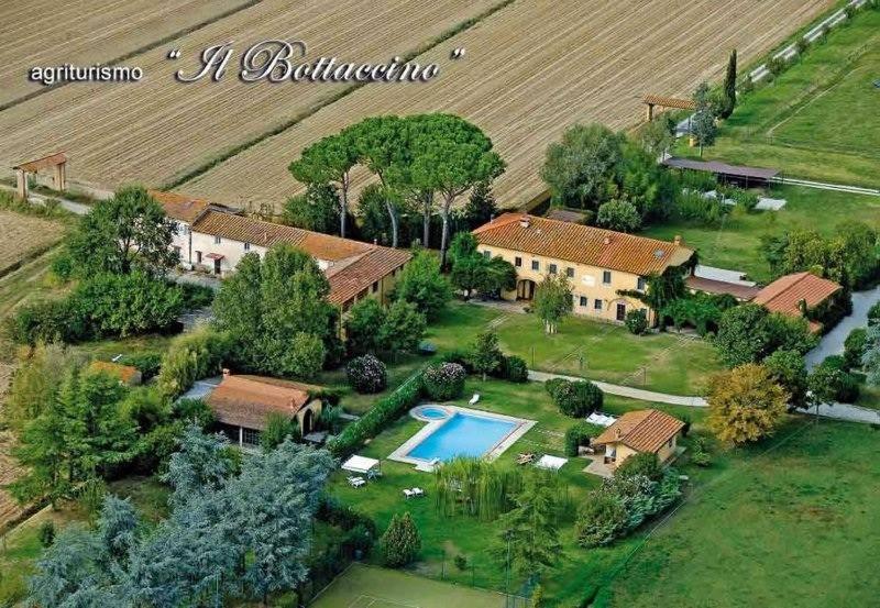 een luchtzicht op een huis met een zwembad bij Agriturismo Il Bottaccino in Monsummano
