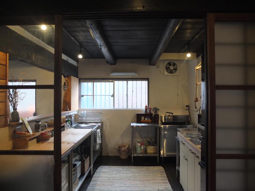 Kuchyň nebo kuchyňský kout v ubytování YOMOGI GUESTHOUSE