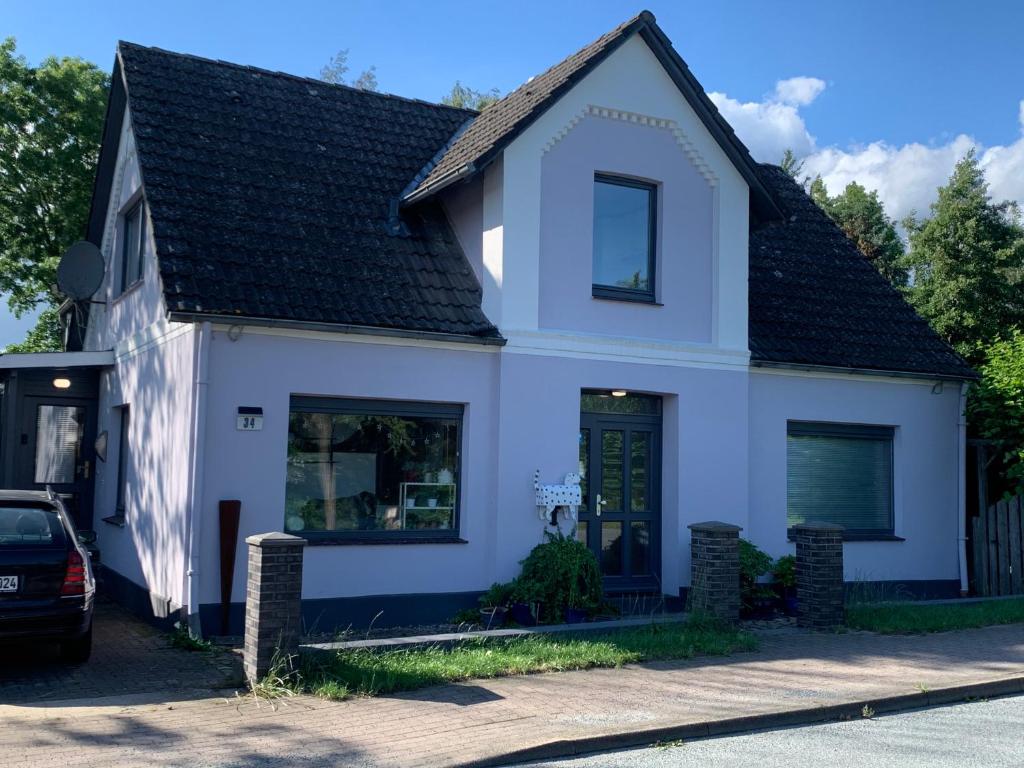 una casa blanca con techo negro en Ferienwohnung Wentorf Amt Sandesneben, 
