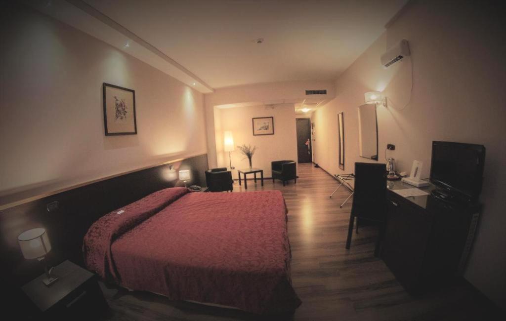 Postel nebo postele na pokoji v ubytování Forum Palace Hotel