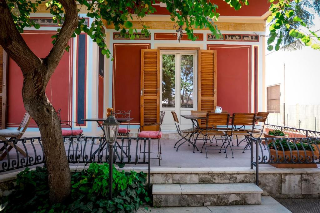 un patio con sillas y una mesa en una casa en B&B De Angelis, en Marina di Ginosa