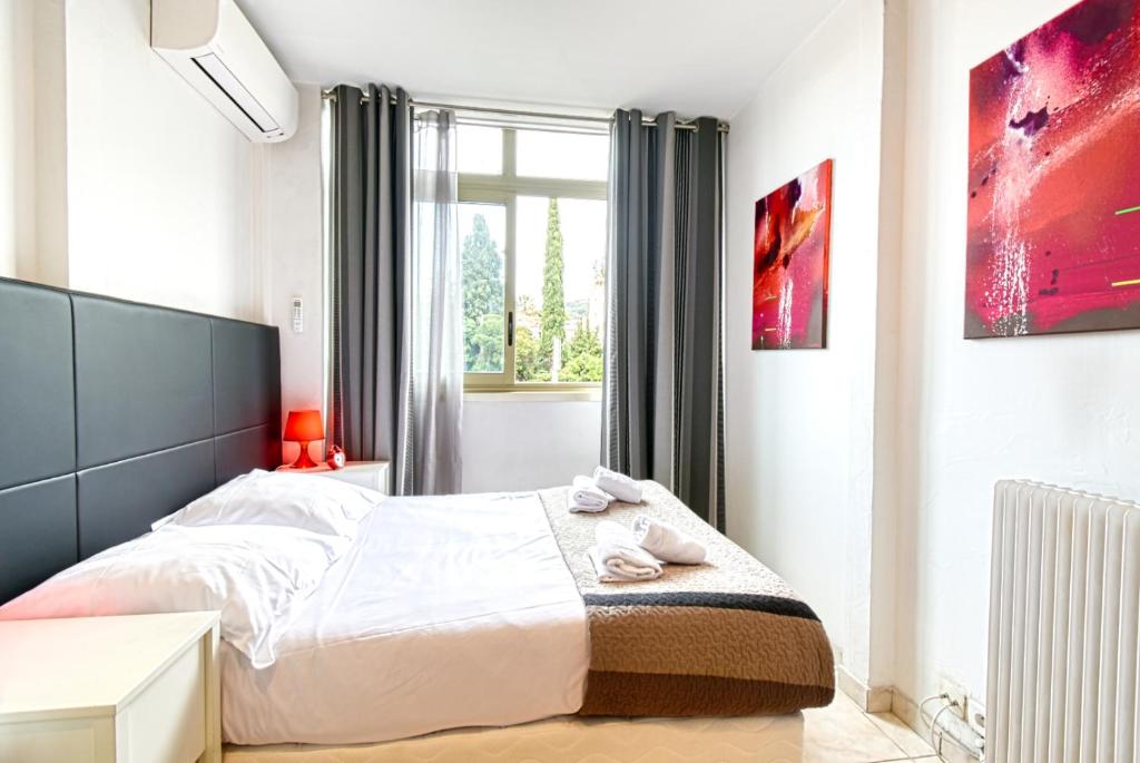 une chambre avec un lit et une fenêtre dans l'établissement Beautiful modern apartment in the heart of Cannes, à Cannes
