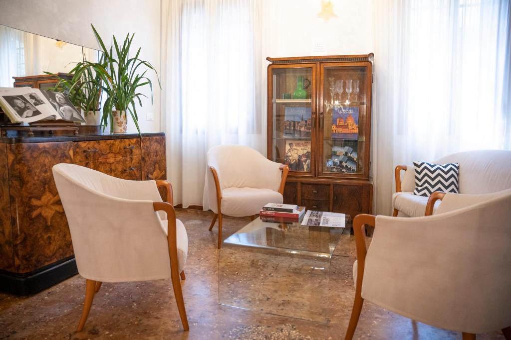 Posezení v ubytování Locanda Art Deco