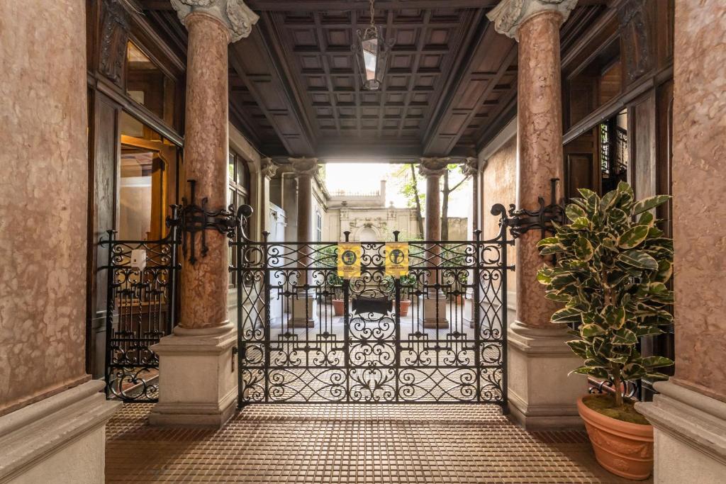 une entrée d'un bâtiment avec un portail en fer dans l'établissement Le Dimore Suites Milano, à Milan