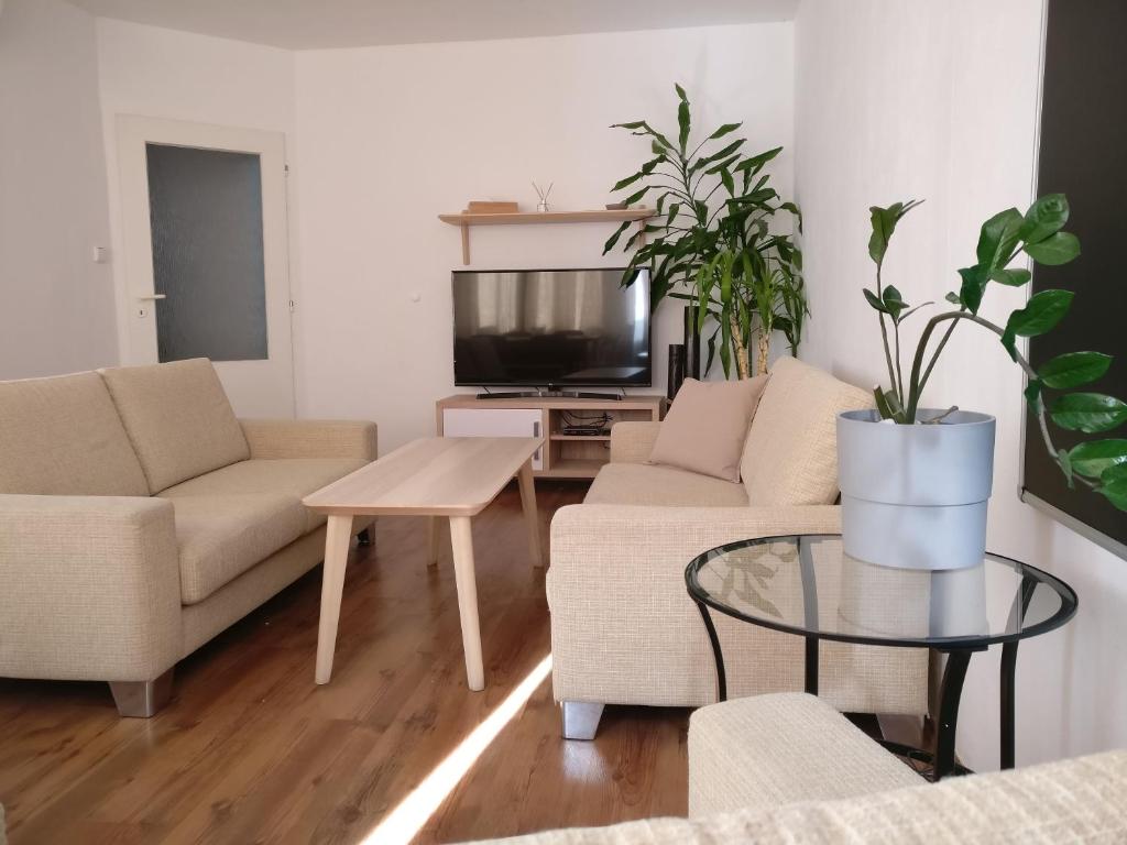 Invalidovna Apartment - Three-Bedroom Apartment With A/C