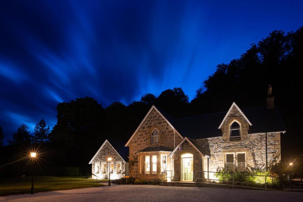 Una casa de noche con un cielo azul en Rokeby Manor, en Invergarry