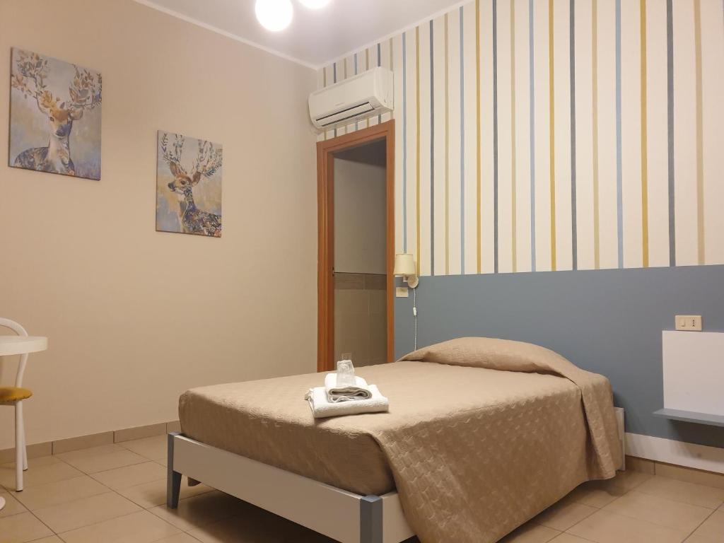 1 dormitorio con 1 cama en una habitación en affittacamere da Fiorella en San Miniato