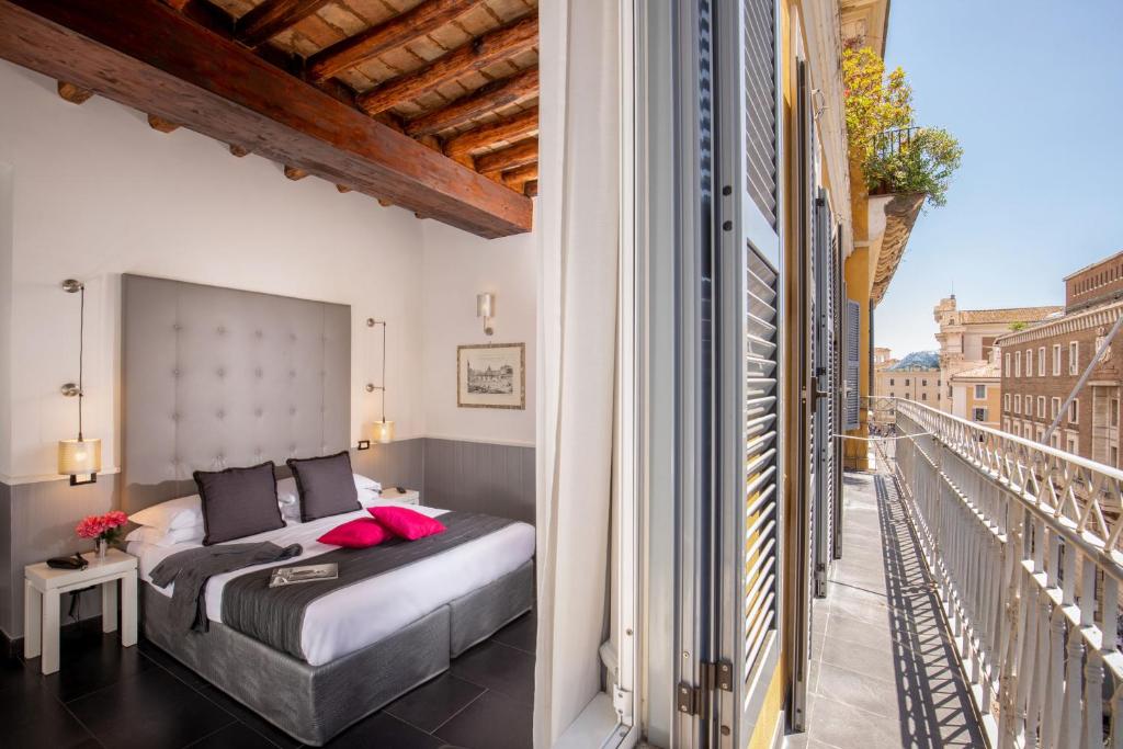 sypialnia z łóżkiem i balkonem w obiekcie Stay Inn Rome Via Del Corso w Rzymie