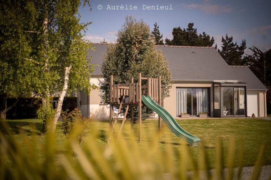 un parco giochi nel cortile di una casa di Maison à 800m de la plage a Saint-Lunaire