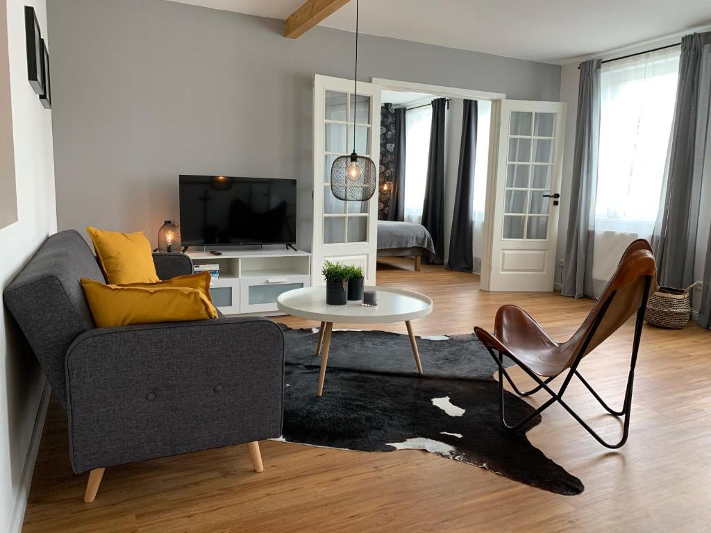 - un salon avec un canapé et une table dans l'établissement Ferienwohnung Leonard, à Schleswig
