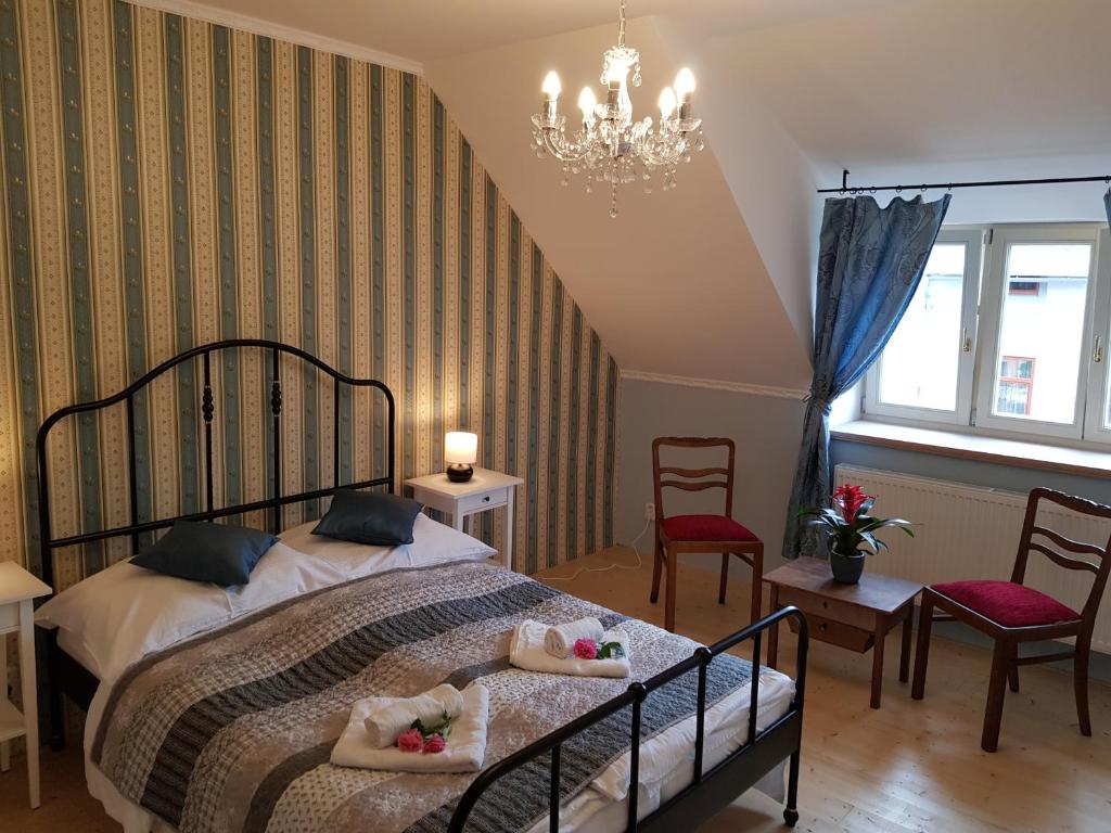 1 dormitorio con 1 cama con 2 toallas en Vila Janáčkova - 1st republic villa, en Trutnov