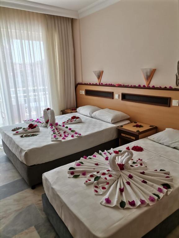 Postel nebo postele na pokoji v ubytování Side Özgürhan Hotel