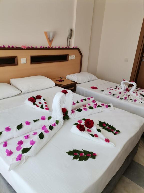 Postel nebo postele na pokoji v ubytování Side Özgürhan Hotel
