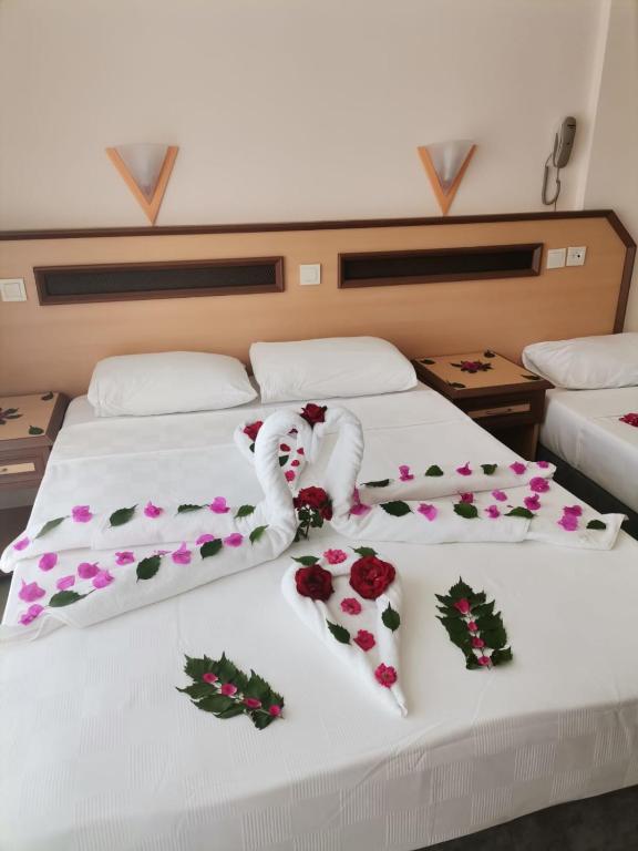 Postel nebo postele na pokoji v ubytování Side Özgürhan Hotel