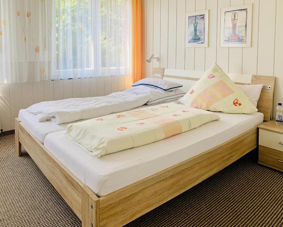 dos camas sentadas una al lado de la otra en un dormitorio en Haus Kormoran Borkum en Borkum