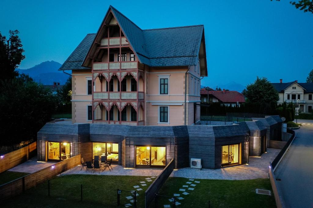 une image d'une maison la nuit dans l'établissement Tamara Luxury Apartments, à Bled