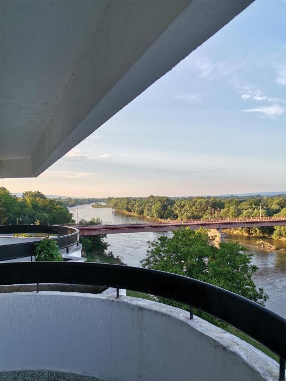 Výhled na řeku, která protéká v blízkosti hotelu