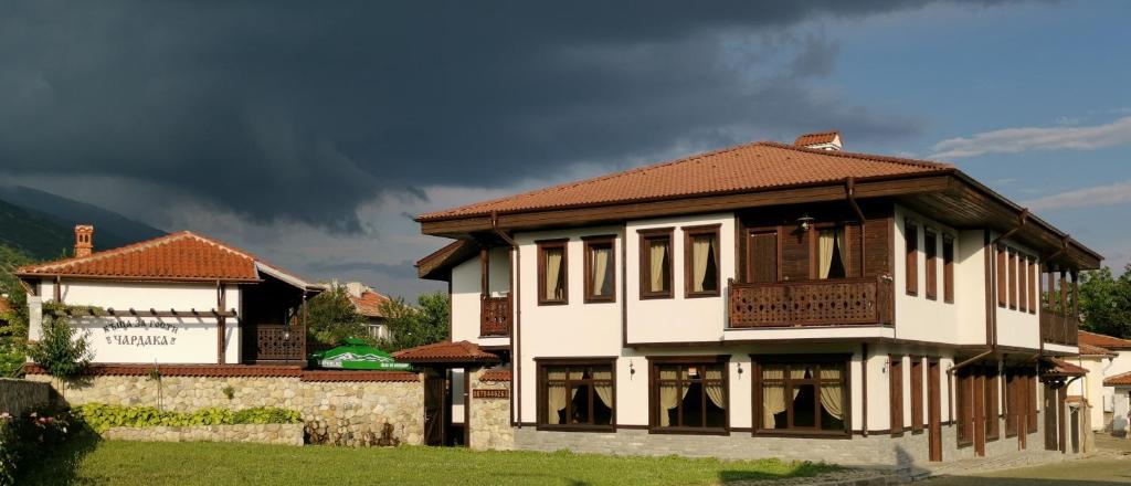 une grande maison blanche avec un toit marron dans l'établissement Възрожденски комплекс Чардакъ Сопот, à Sopot