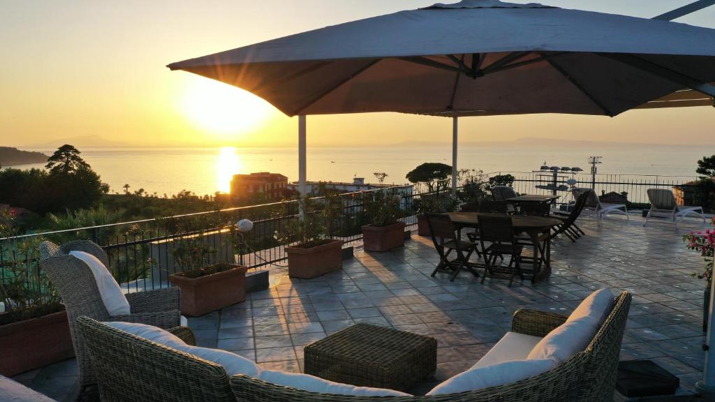 patio con sedie, ombrellone e tavolo di Sea&Skyview a Sorrento