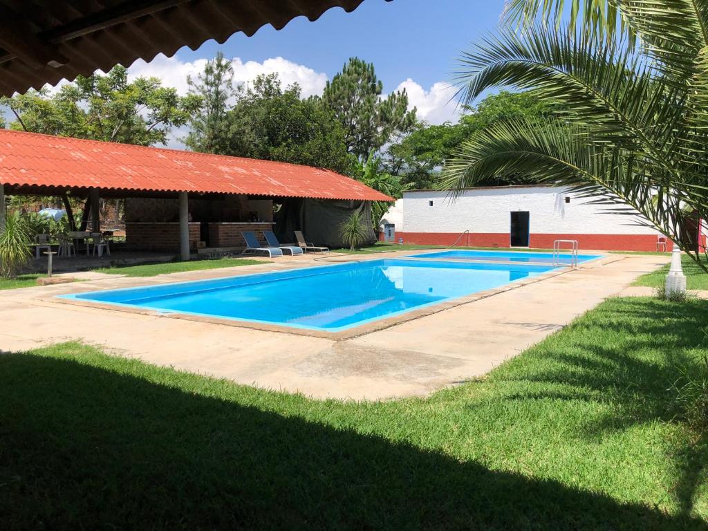 une piscine dans la cour d'une maison dans l'établissement Cabaña Tequila Pueblo Mágico 1, à Tequila