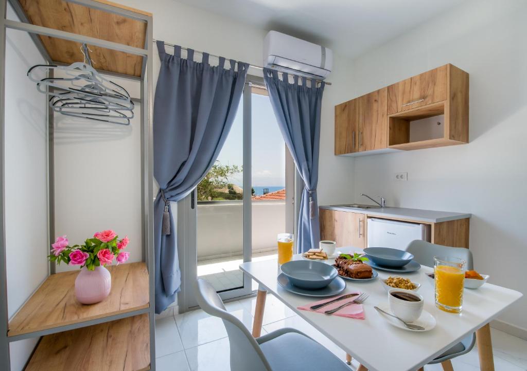 Kuchnia lub aneks kuchenny w obiekcie Linda Apartments Platanias