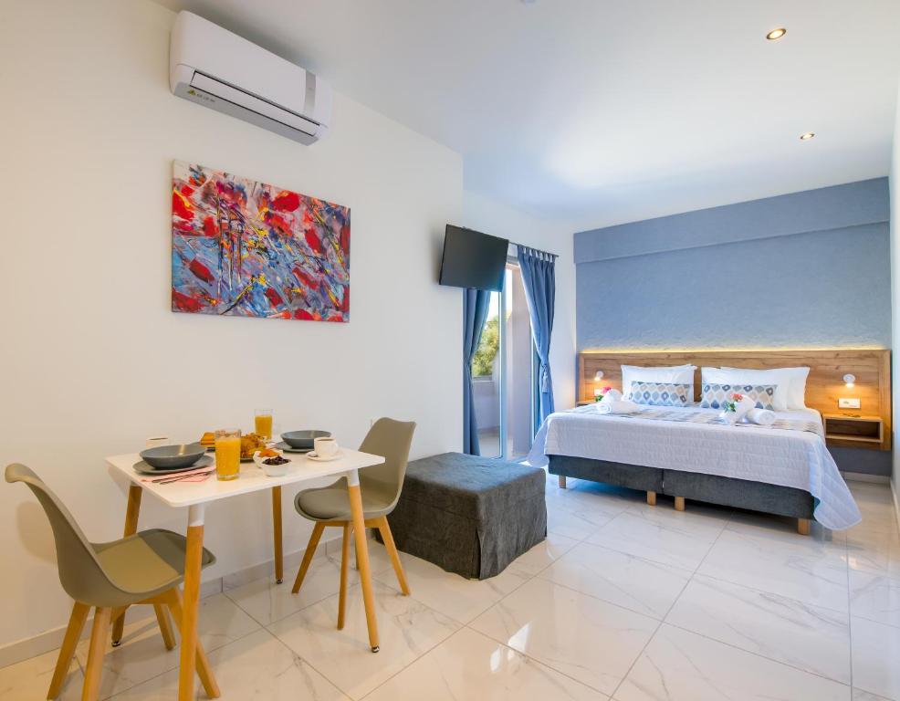 Łóżko lub łóżka w pokoju w obiekcie Linda Apartments Platanias