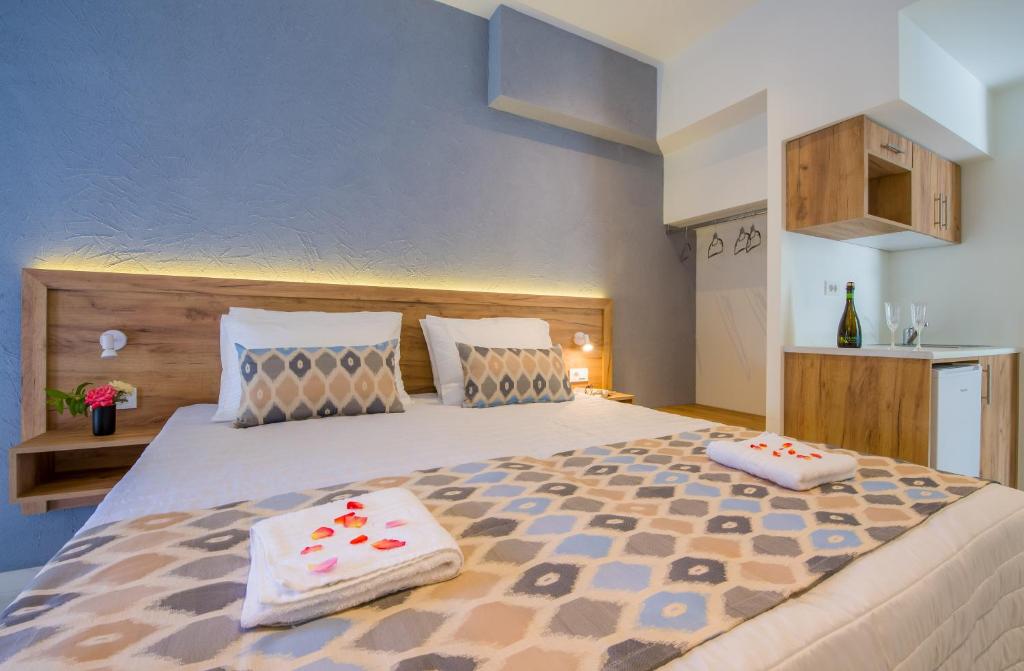 Łóżko lub łóżka w pokoju w obiekcie Linda Apartments Platanias